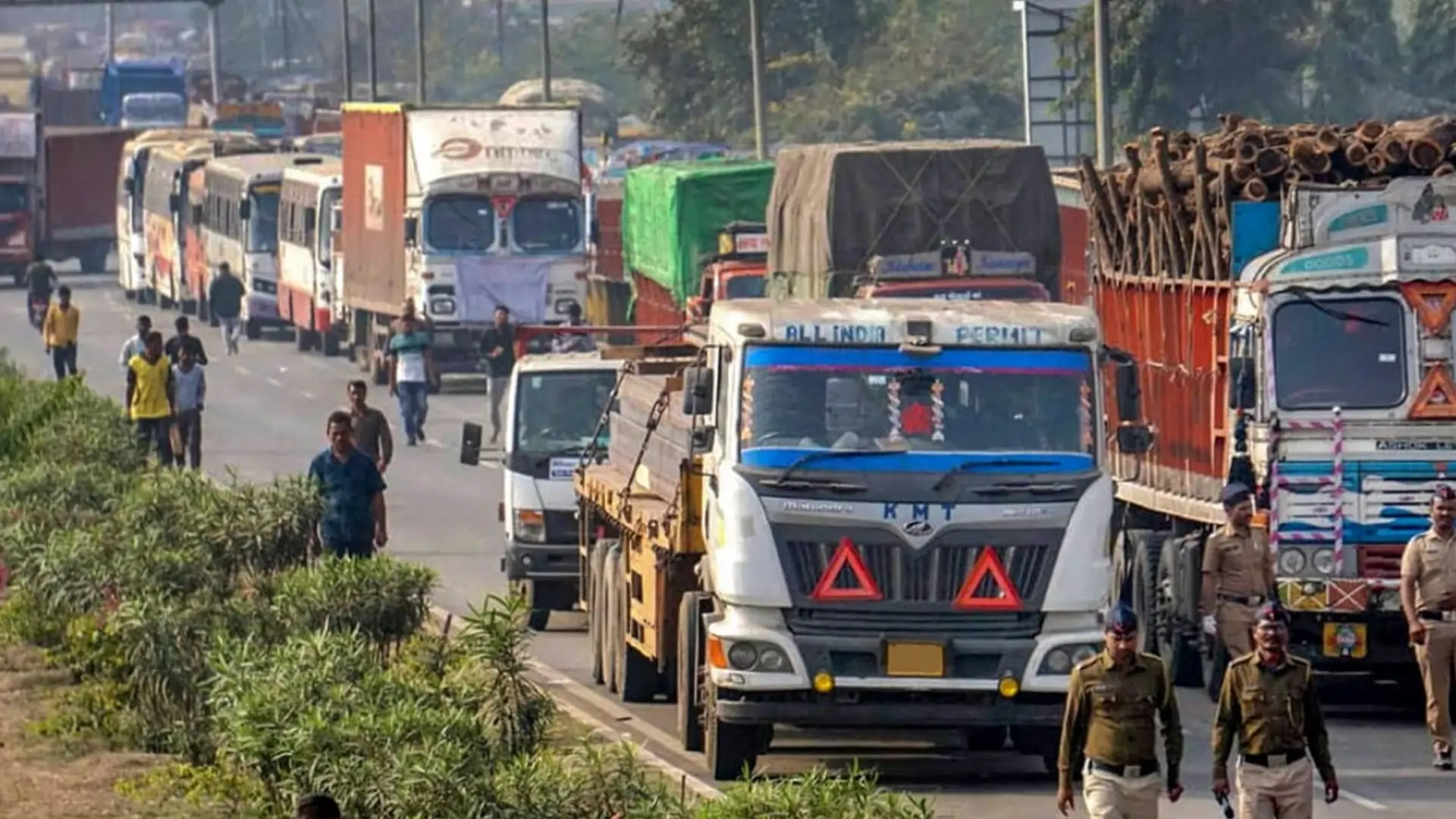 Read more about the article Karnataka Truckers Strike Grounds 6 Lakh+ Vehicles, Disrupts Supply Chains Across South India